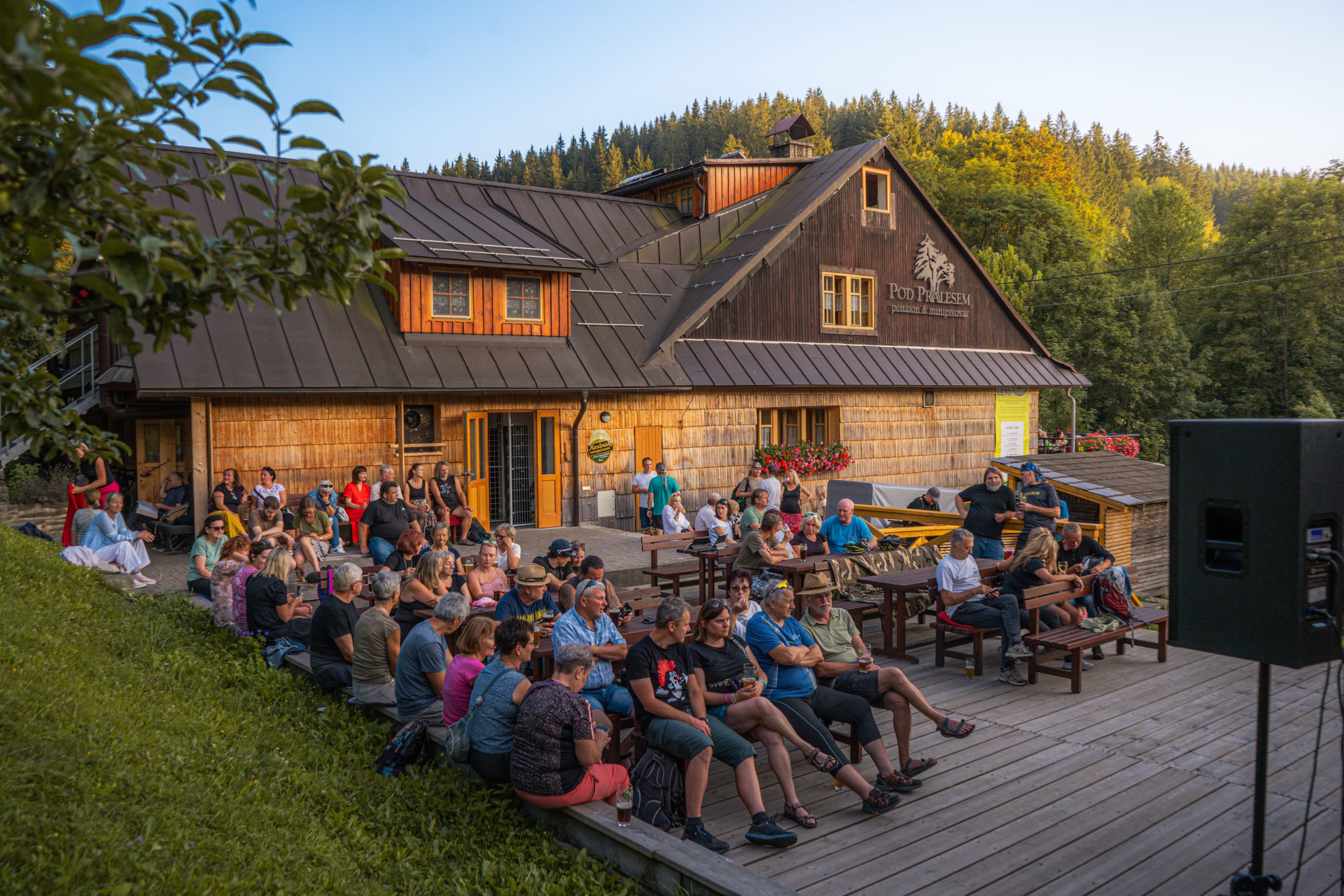 Večerní koncert Karlovského hudebního léta — kytarista na pódiu před publikem